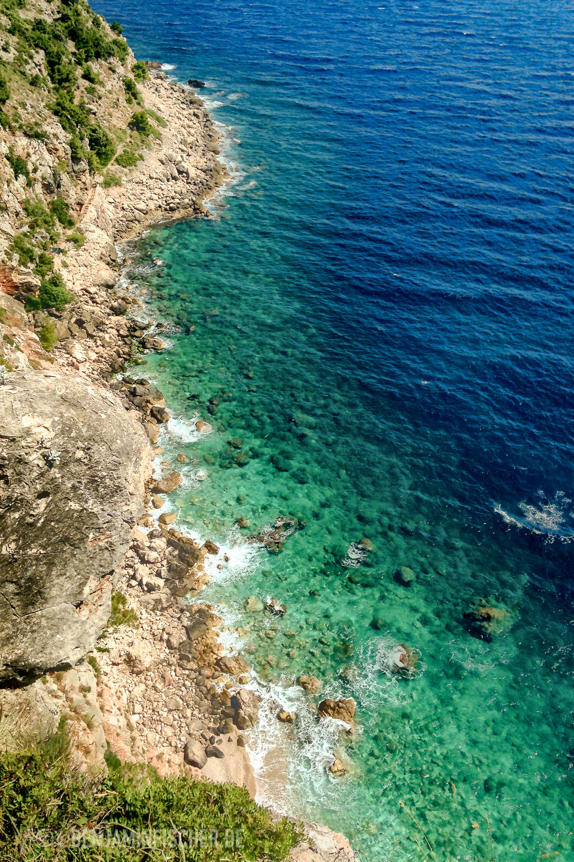 Die Seeigel-Unterwasser-Videos waren leider bei den gestohlenen Sachen. Hier stattdessen der Beleg: Mehr Fels- als Sandstrand in Kroatien.