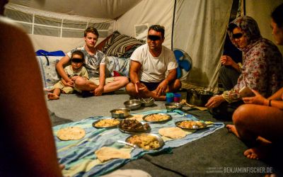 Mein Zelt ist Dein Zelt. Die meisten Flüchtlinge freuen sich, wenn sie Freiwillige zum Essen einladen können.